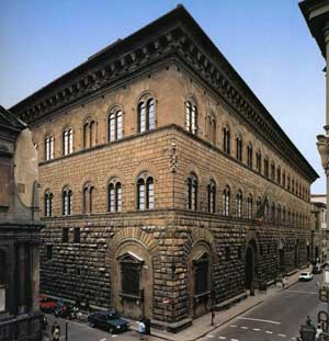 Le palais a été construit par Michelozzo pour Côme de Médicis entre 1444 et 1459